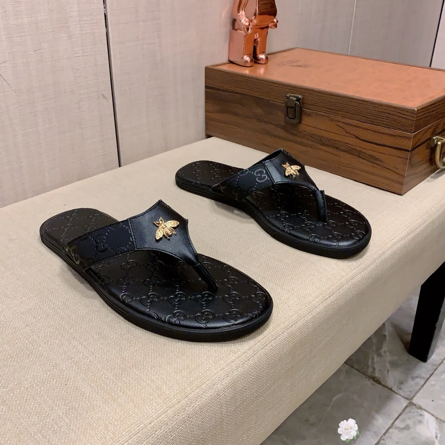 Slippers: New model: Factory price: 260💰💰🎩🎩🔥🔥《 Gucci* 》Series of slippers top purchasing agent🔍🔍Sold at the same time for men, original Italian imported webbing made of selected cowhide, exquisite workmanship,), sole: (super comfortable) original factory special sole, ⚠️exclusive double-layer movable molded sole super comfortable⚠️, real shot🎬the real thing is more beautiful🔍🔍266 regular code 38-44, can be ordered 45.
